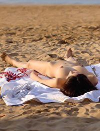 Konata and Lulu are naked on the beach today.